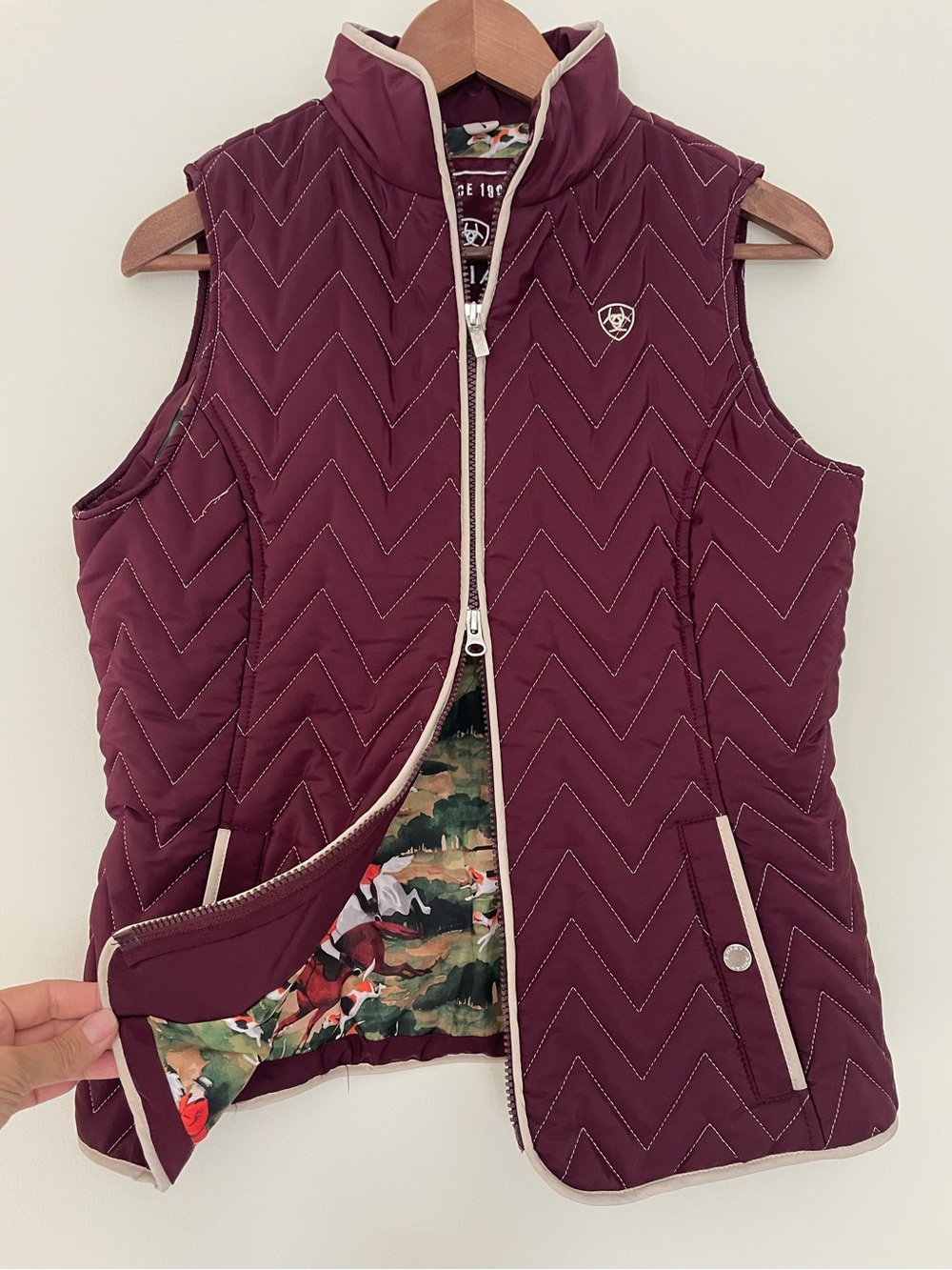 Ariat Quilted Insulated Zip Vest Medium Burgundy Equestrian Horse Print Lining - Picture 10 of 10